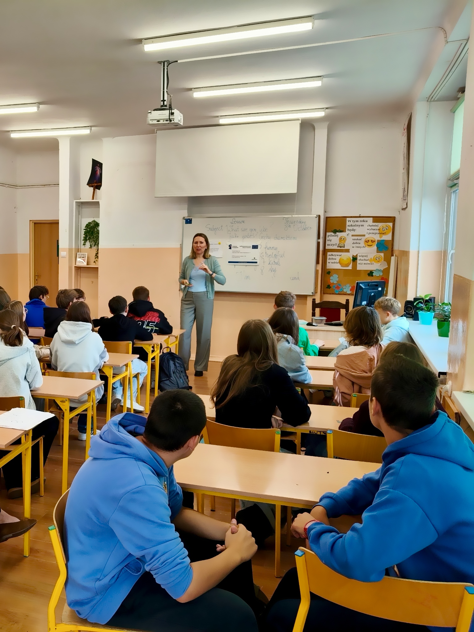Zdjęcie przedstawia Koordynatorkę rozmawiającą z uczniami o znaczeniu komunikacji i autoprezentacji