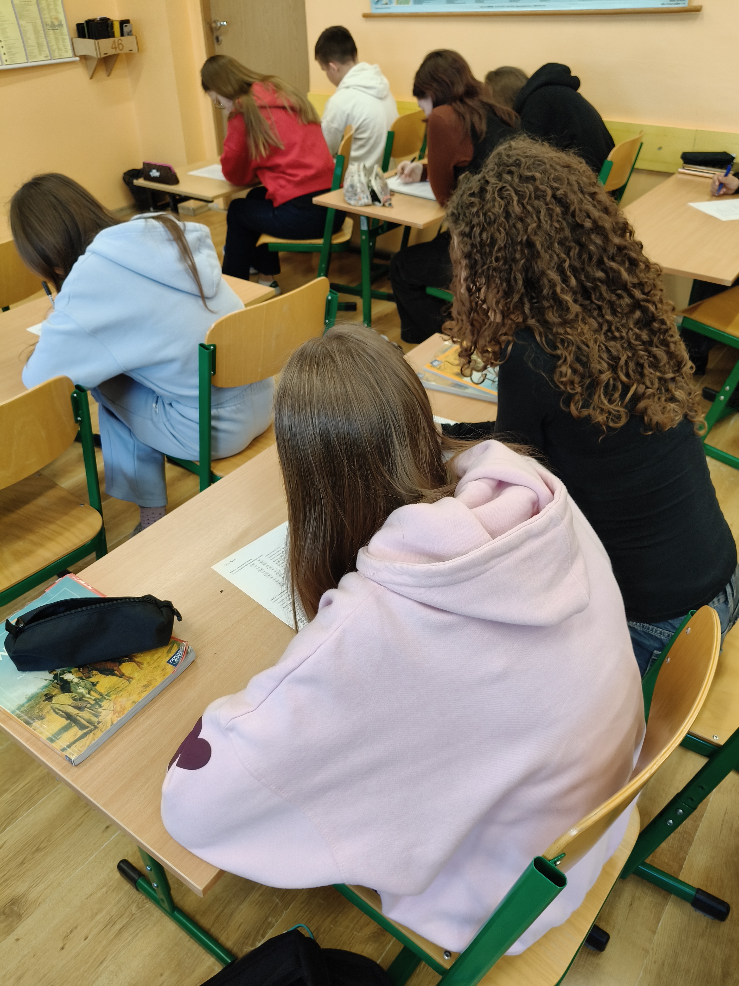 Zdjęcie przedstawia uczniów pracujących nad ćwiczeniem arkuszowym 