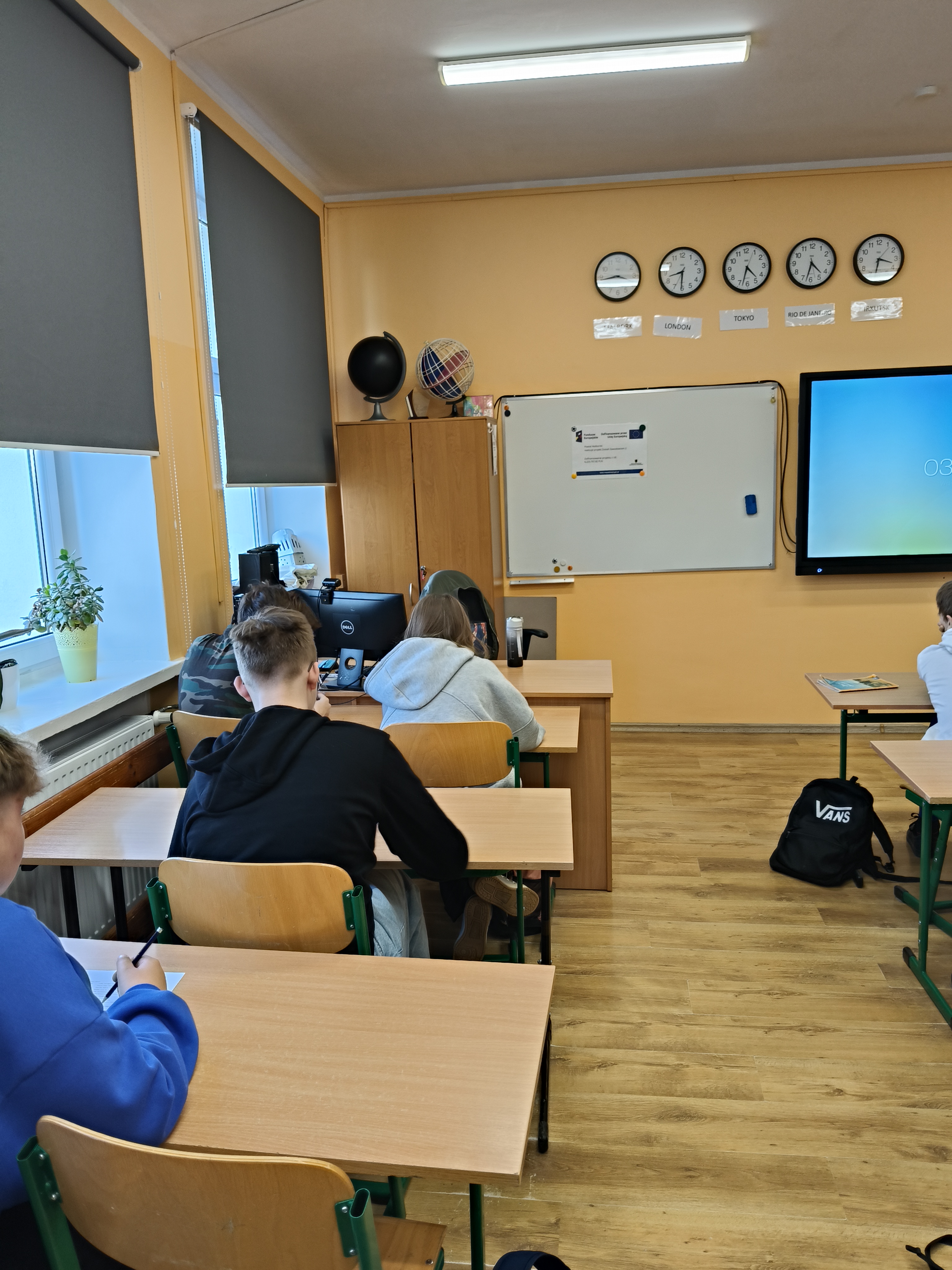 Zdjęcie prezentuje uczniów piszących pomysły na swój rozwój  