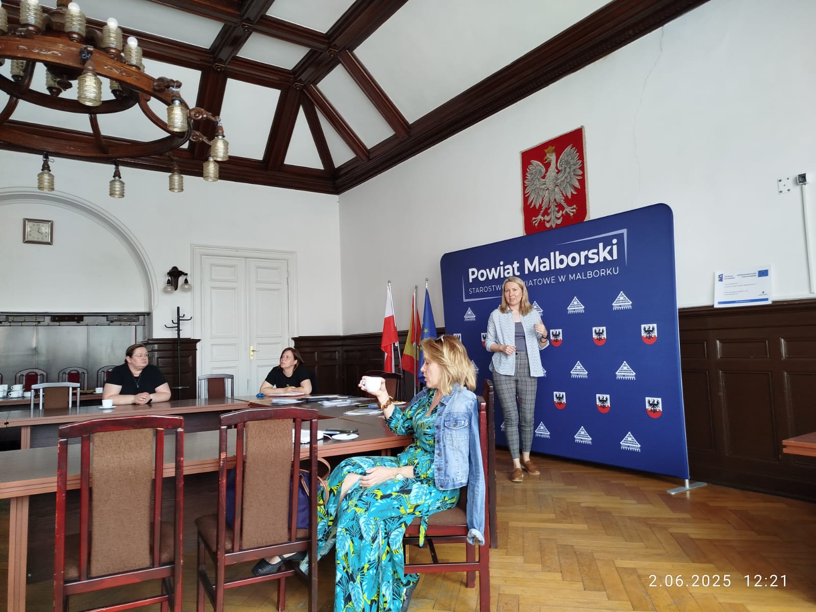 Zdjęcie przedstawia Koordynatorkę Powiatową omawiającą z doradcami temat życiorysu