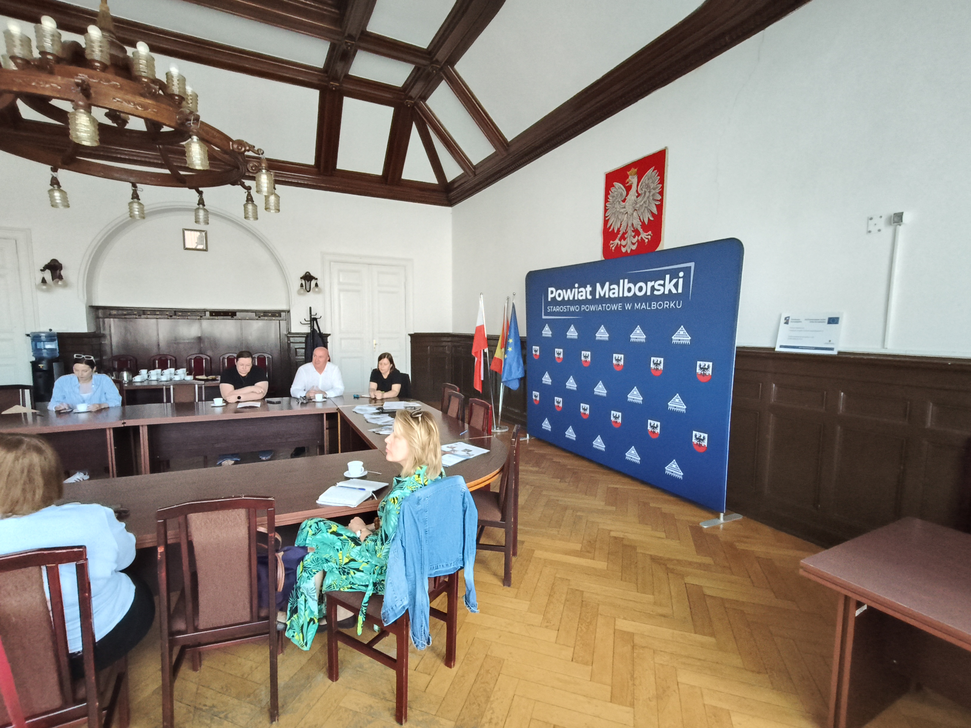 Zdjęcie przedstawia specjalistów z Ochotniczego Hufca Pracy w Tczewie omawiających swój temat oraz niektórych doradców zawodowych przybyłych na spotkanie 