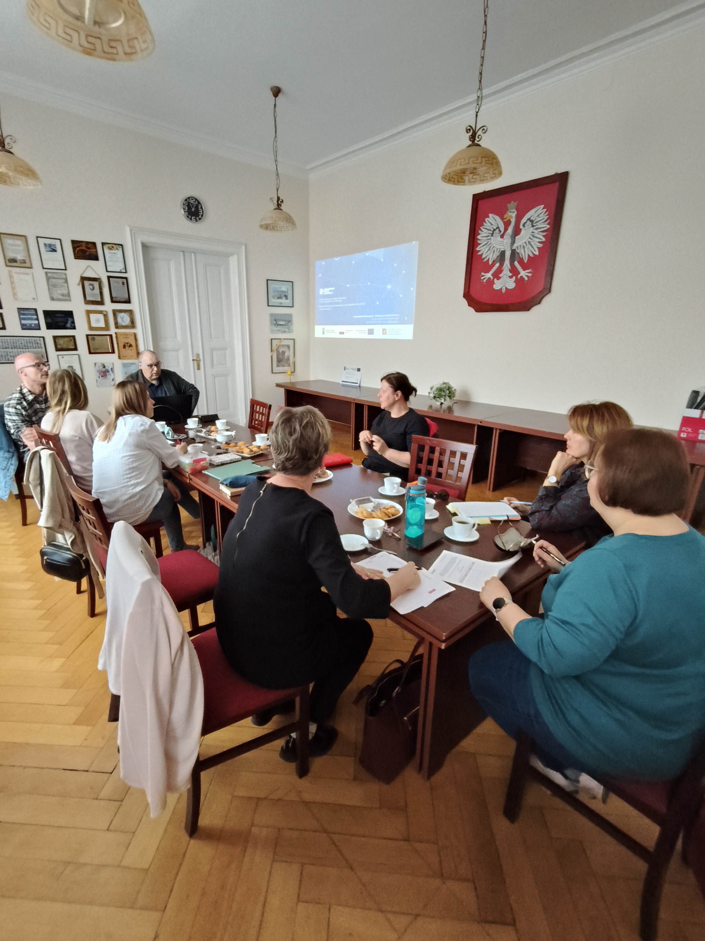 Zdjęcie przedstawia dyskusję doradców zawodowych z ekspertami Instytutu Badań Edukacyjnych 